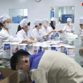 Cận cảnh công nhân đóng hộp thành phẩm tại cơ sở sản xuất, chuẩn bị tung ra thị trường tiêu thụ