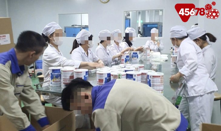 Cận cảnh công nhân đóng hộp thành phẩm tại cơ sở sản xuất, chuẩn bị tung ra thị trường tiêu thụ